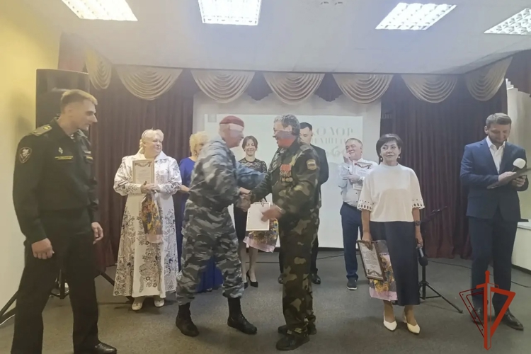 В Омске военнослужащие Росгвардии встретили день флага праздничным концертом 