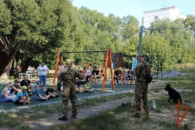 Сотрудники ОМОН Росгвардии по Омской области посетили школу-интернат "Дом детства на Кордной"