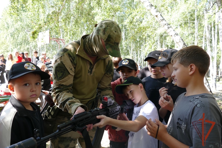 СОТРУДНИКИ ОМОН «ШТУРМ» УПРАВЛЕНИЯ РОСГВАРДИИ ПО ОМСКОЙ ОБЛАСТИ ПРОВЕЛИ «УРОК МУЖЕСТВА» ДЛЯ ВОСПИТАННИКОВ ДЕТСКОГО ОЗДОРОВИТЕЛЬНОГО ЛАГЕРЯ