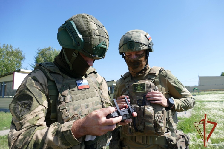 В подразделении омского ОМОН «Штурм» Росгвардии прошла тренировка по управлению беспилотниками (видео)
