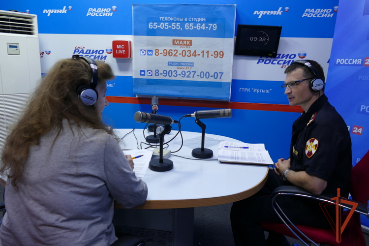 Начальник отдела кадров Управления Росгвардии по Омской области рассказал о возможностях службы в ведомстве в эфире радиостанции ГТРК «Иртыш»