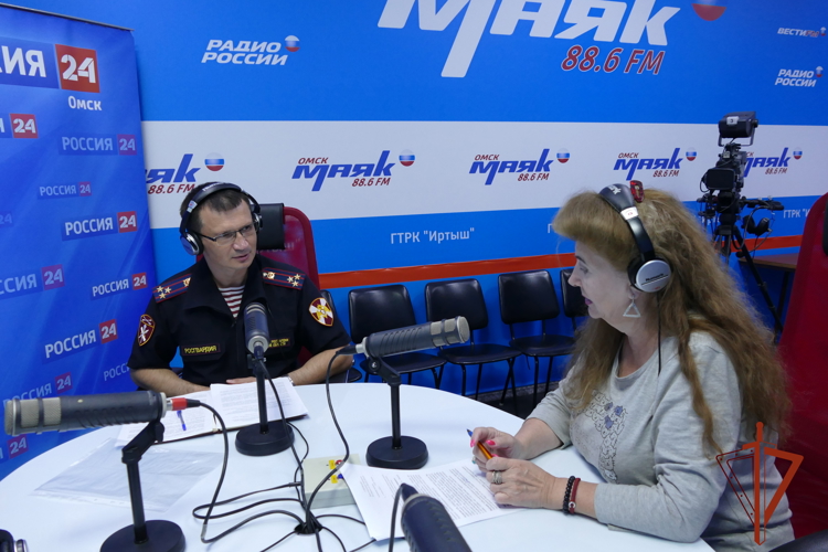 Начальник отдела кадров Управления Росгвардии по Омской области рассказал о возможностях службы в ведомстве в эфире радиостанции ГТРК «Иртыш»