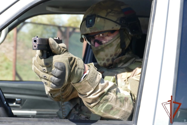 Офицер омского СОБР Росгвардии удостоен права ношения геральдического знака отличия полицейского спецназа 1 степени