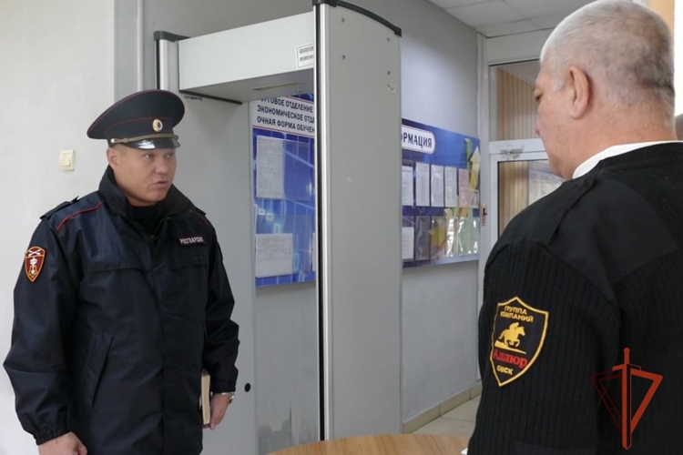 Накануне единого дня голосования сотрудники Росгвардии провели проверки избирательных участков в Омской области