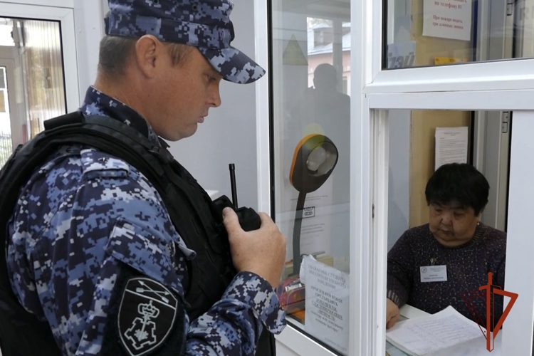 Накануне единого дня голосования сотрудники Росгвардии провели проверки избирательных участков в Омской области