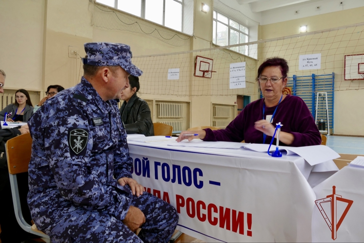 В Омской области военнослужащие и сотрудники Росгвардии участвуют в выборах депутатов Государственной Думы