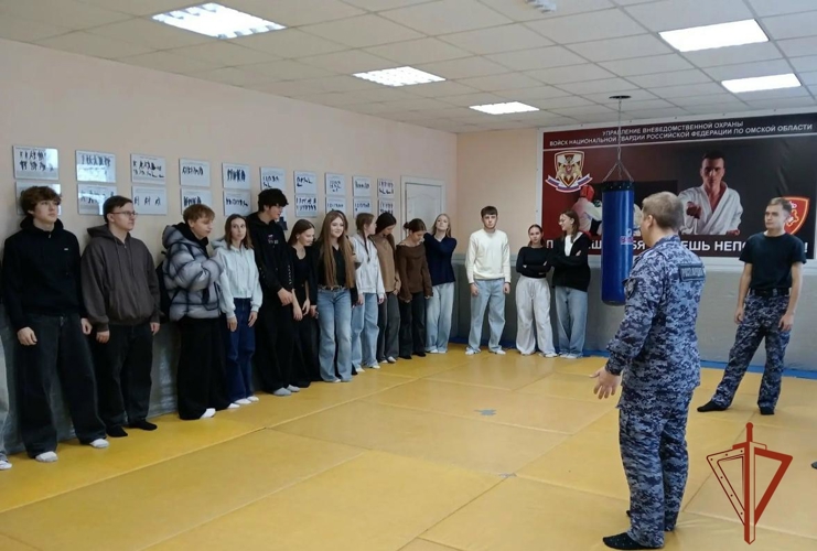 Росгвардейцы провели день открытых дверей для школьников в Омске