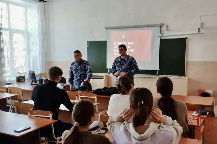 Росгвардейцы провели уроки мужества для школьников и студентов в Омской области 