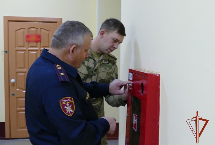 В Омске росгвардейцы отработали действия при пожаре и эвакуацию из административного здания 