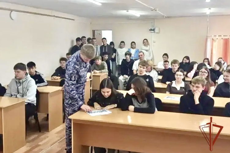 Сотрудники Росгвардии рассказали о службе в Росгвардии студентам в Омской области