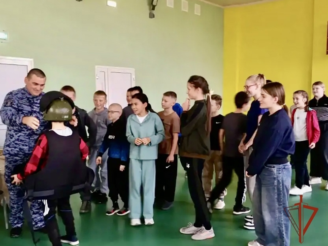 Росгвардейцы провели уроки мужества для школьников и студентов в Омской области 