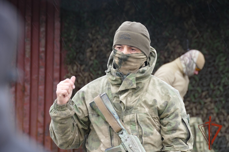 Офицеры СОБР "Каскад" Управлния Росгвардии по Омской области провели занятие для воспитанников военно-патриотического объединения «Десант. Разведка»
