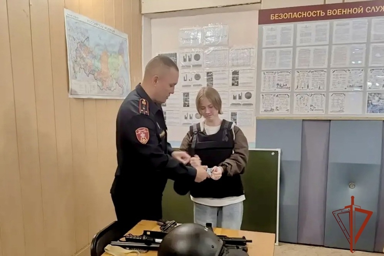 Сотрудники Росгвардии провели экскурсию в подразделении вневедомственной охраны для школьников в Омской области