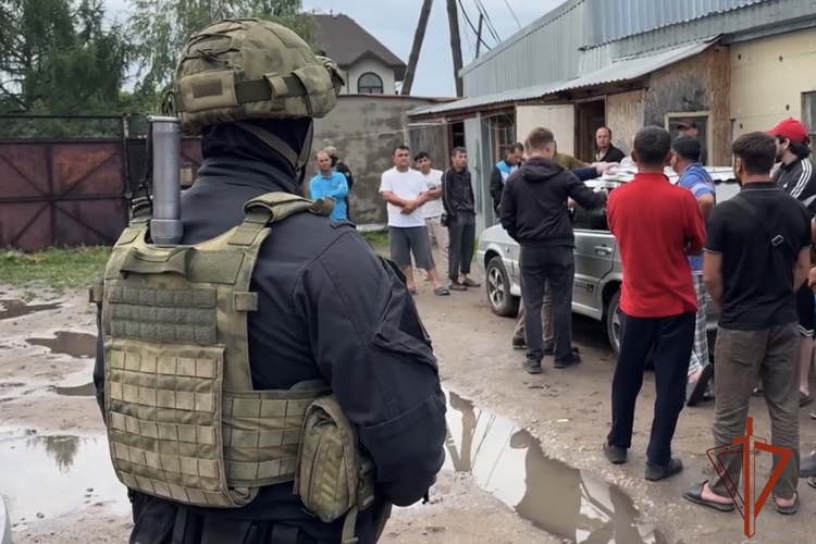 Сотрудники ОМОН Росгвардии оказали силовую поддержку полиции в пресечении незаконной миграции в Омске