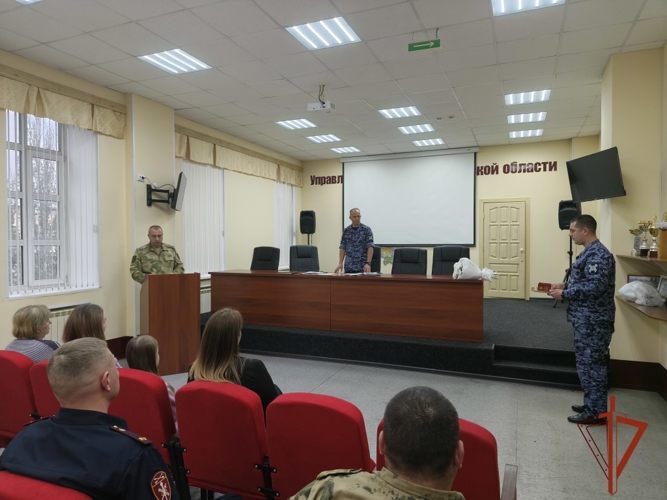 В Омске родственникам погибших военнослужащих Росгвардии передали удостоверения к орденам Мужества