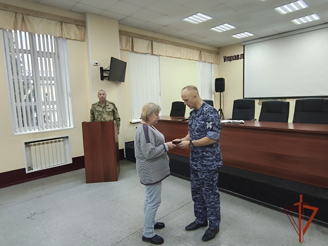 В Омске родственникам погибших военнослужащих Росгвардии передали удостоверения к орденам Мужества