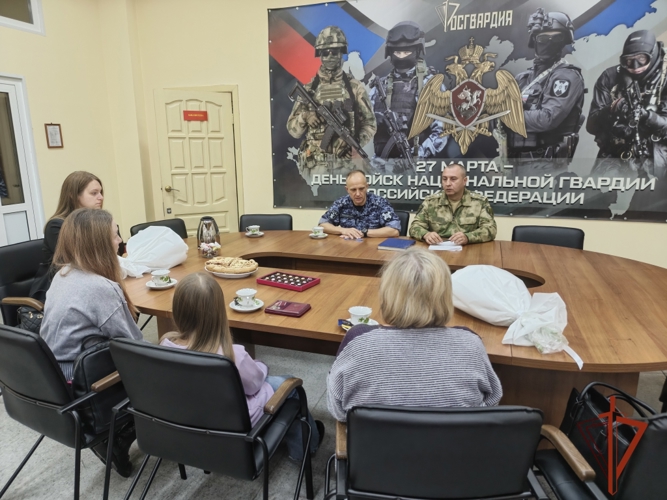 В Омске родственникам погибших военнослужащих Росгвардии передали удостоверения к орденам Мужества