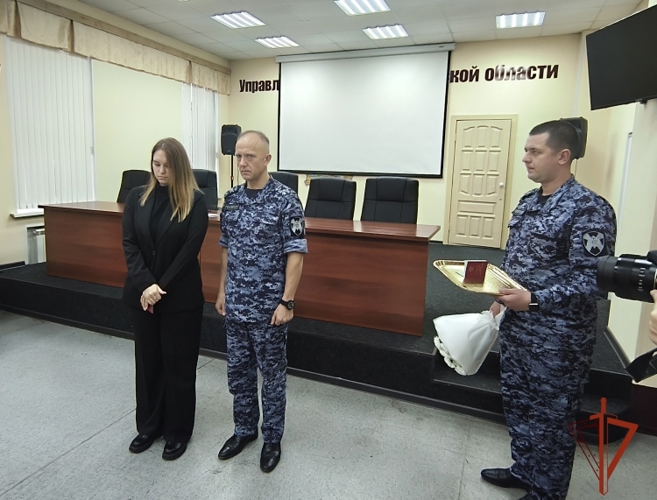 В Омске родственникам погибших военнослужащих Росгвардии передали удостоверения к орденам Мужества