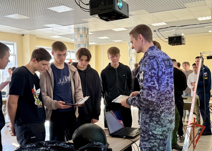 Росгвардейцы провели профориентационные встречи со студентами Омской области